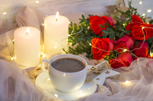 Složení červené růže s zimostráz a věnce se svíčkami a šálek kávy  - Fotografie, Obrázek