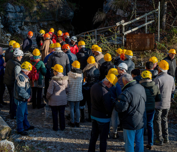 Dossena Ιταλία 1 Δεκεμβρίου 2018:A ομάδα πολιτών με τις αρμόδιες αρχές εκτελούν μια δοκιμή εκκένωση έξω από τα ορυχεία dossenma - Φωτογραφία, εικόνα