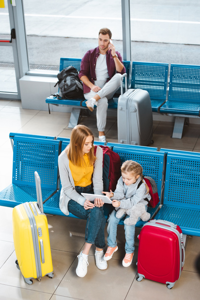 vista aerea di madre con tablet digitale e seduta in sala d'attesa con figlia
  - Foto, immagini