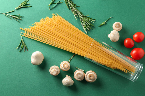 Též špagety těstoviny s čerstvými produkty na barvu pozadí - Fotografie, Obrázek