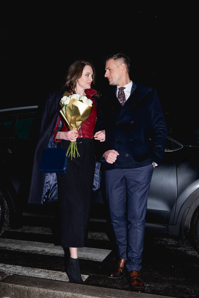güzel bir kadınla adamla elele çiçek buketi  - Fotoğraf, Görsel