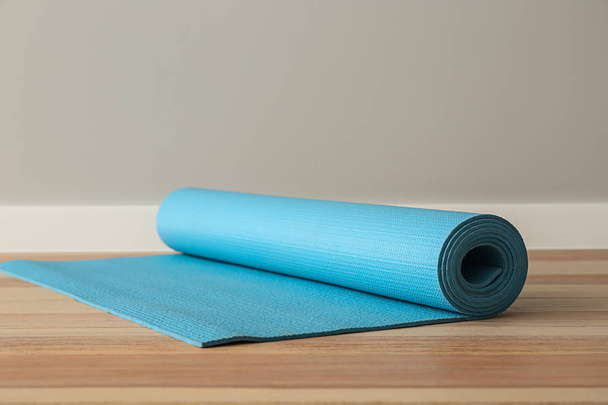 Yoga mat op de vloer in gym - Foto, afbeelding