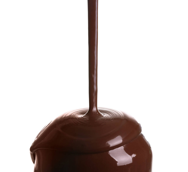 Gießen von geschmolzener Schokolade auf weißem Hintergrund - Foto, Bild