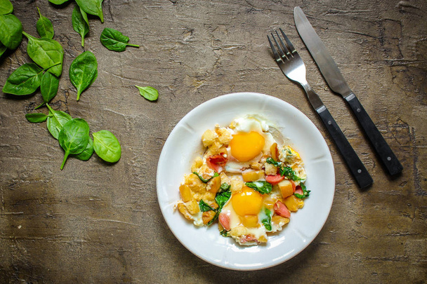 Smažená vejce se špenátem, klobása a strouhanku - zdravá snídaně (rychlé jídlo). Pohled shora. kopie prostor - Fotografie, Obrázek