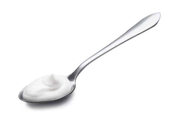 Łyżka z smacznym jogurtem na białym tle - Zdjęcie, obraz