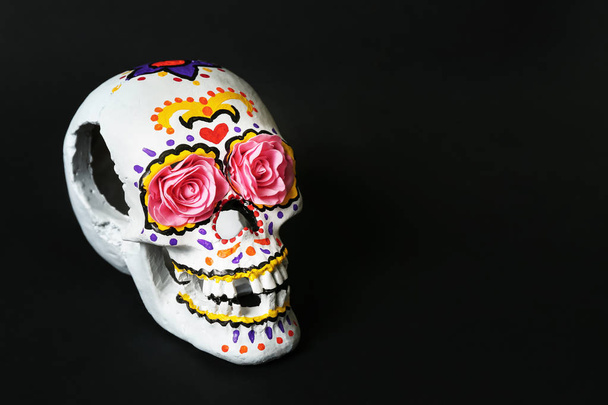 Раскрашенный человеческий череп ко Дню мертвых в Мексике на тёмном фоне
 - Фото, изображение