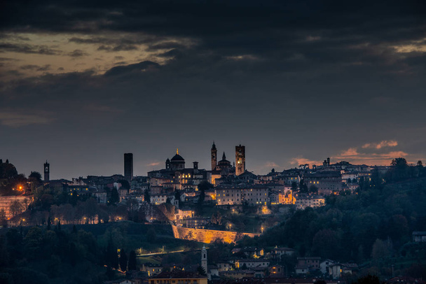 de skyline van de middeleeuwse stad bij zonsondergang - Foto, afbeelding