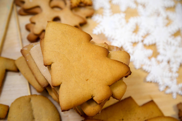 Kremalı kurabiyeler. Kar taneleri şeklinde Noel çerezleri. - Fotoğraf, Görsel