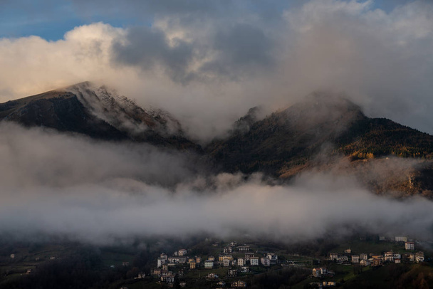 la montagna innevata arera appare dalle nuvole
 - Foto, immagini