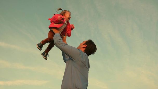 dad toss up a child skyward. father threw the baby to the sky. happy family concept. dad plays with kid - Fotoğraf, Görsel