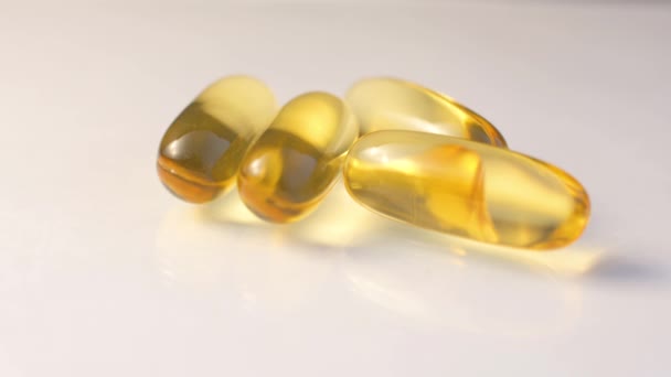 Omega 3 pillen geïsoleerd op witte achtergrond - Video