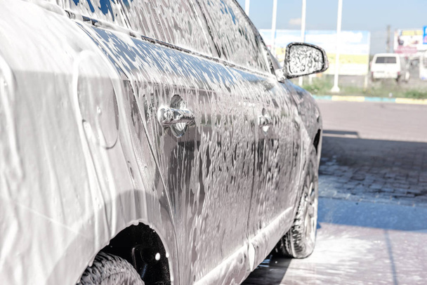 Auto-servicio de lavado de autos. El dueño lava su coche.
. - Foto, imagen