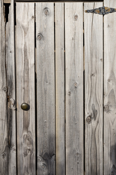 verweerde houten deur met scharnier - Foto, afbeelding