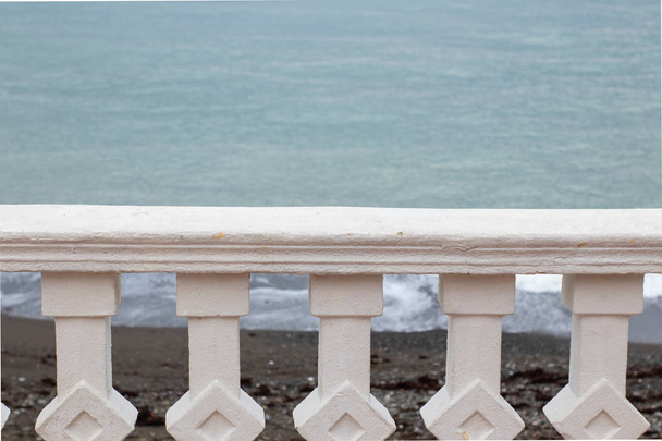 Белый парапет на набережной
 - Фото, изображение