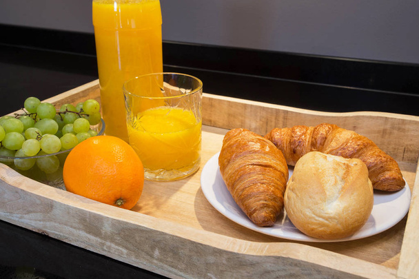 поднос для завтрака с круассанами из апельсинового сока и фруктами
 - Фото, изображение