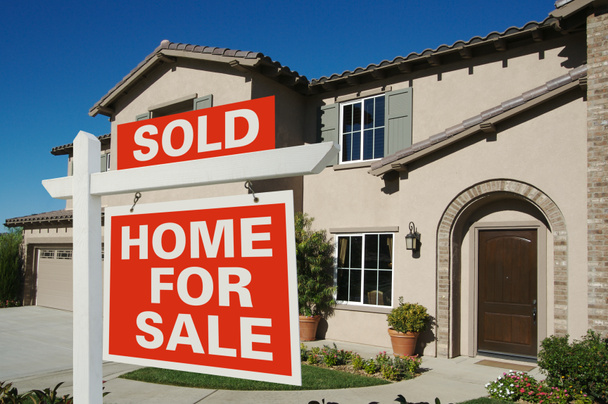 eladott otthon eladó jel és az új ház - Fotó, kép
