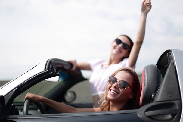 close up.two jeunes femmes heureuses dans une voiture convertible
 - Photo, image