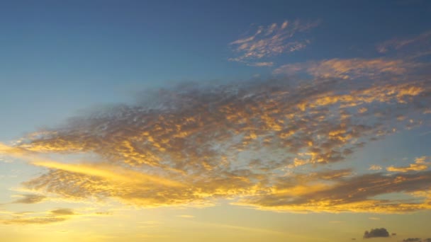 Luftaufnahmen schöne Wolke bei Sonnenuntergang über Kata Beach Phuket - Filmmaterial, Video