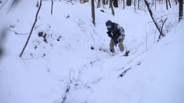 El hombre de armadura de hierro con un arma en la mano atraviesa la nieve
 - Imágenes, Vídeo