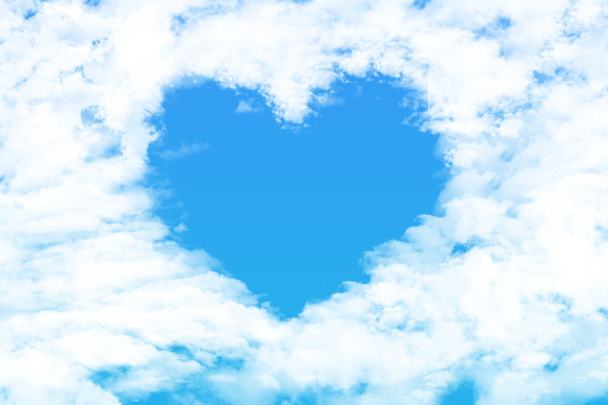serca kształt chmury, pojęcie miłości na błękitne niebo - Zdjęcie, obraz