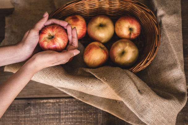 freshly picked apples in a wicker basket - Φωτογραφία, εικόνα