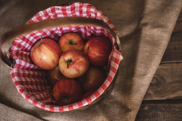 freshly picked apples in a wicker basket - Foto, imagen