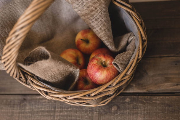 freshly picked apples in a wicker basket - Foto, Bild