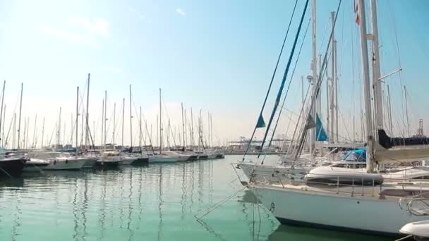 Yacht club csodálatos reggel valence kikötő. Parkolt jacht a hullámok Rengetik meg. Vitorlások parkolnak a tengeri kikötő - Felvétel, videó