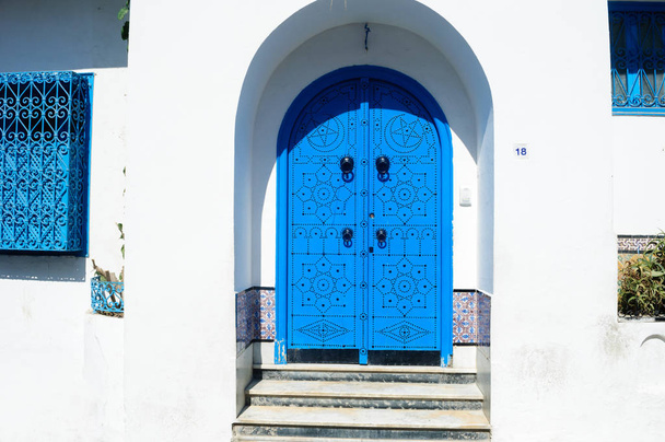 Traditionele blauwe en witte kleuren van de woning in Sidi Bou Said. - Foto, afbeelding