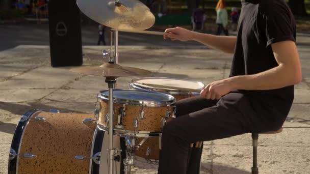 играя на барабанах в прекрасный солнечный день
 - Кадры, видео