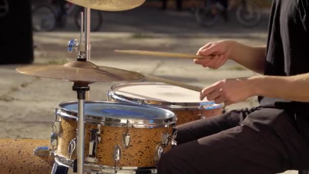 Schlagzeug spielen an einem schönen sonnigen Tag - Filmmaterial, Video