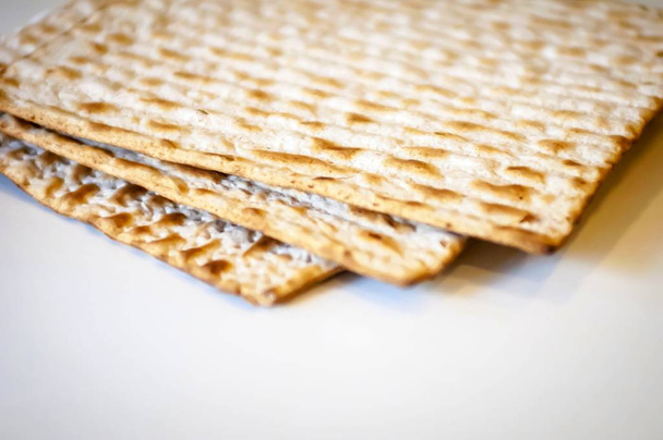 Judío tradicional Matso panes sin levadura, pan matso se hace durante la Pascua judía Pesaj día de fiesta. Tarjeta de felicitación concepto Pesach
. - Foto, imagen