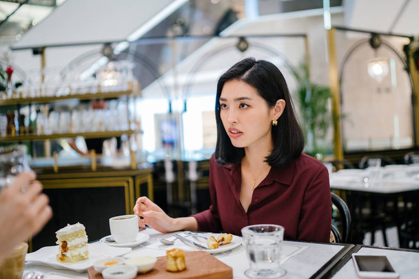 a szép és elegáns fiatal koreai ázsiai nő ül egy klassz beltéri kávézóban portréja - Fotó, kép