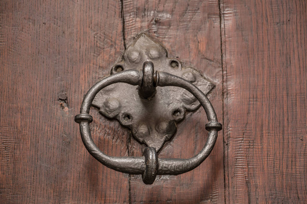 Puerta antigua de un edificio histórico con pomo de puerta de hierro
 - Foto, Imagen