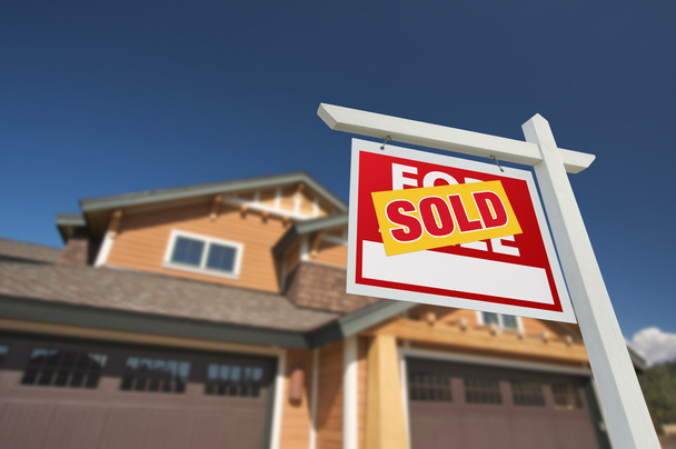 prodaných domů na prodej znamení před domem - Fotografie, Obrázek