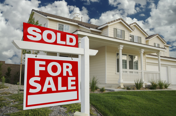 Продается дом на продажу знак и новый дом
 - Фото, изображение
