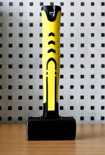 Саночный молоток с резиновой желтой ручкой, вид спереди, вертикаль
 - Фото, изображение
