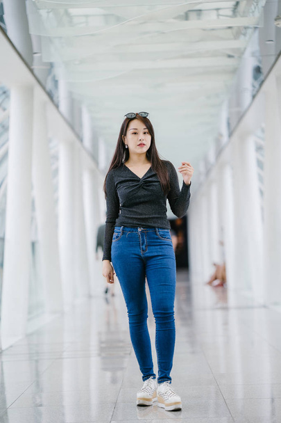 Portrait d'une jeune Chinoise asiatique posant - Photo, image