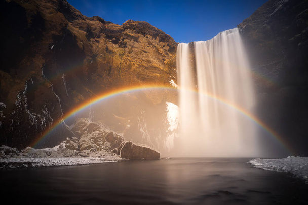 Arcobaleno a Skogafoss cascata in inverno, Islanda
  - Foto, immagini