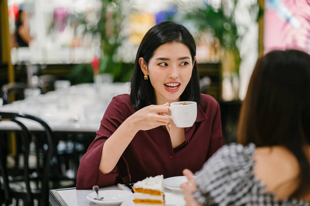 retrato de una hermosa y elegante joven coreana asiática sentada en un elegante café interior
 - Foto, imagen