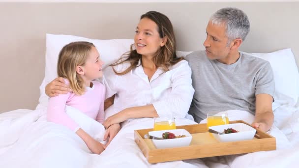 Smiling family sitting in a bed - Filmmaterial, Video