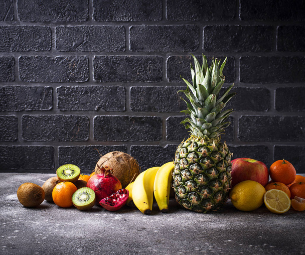 Tuoreiden trooppisten hedelmien valikoima
 - Valokuva, kuva