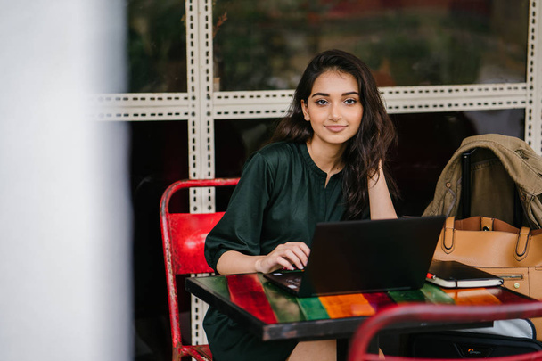 jeune étudiante universitaire (Indienne asiatique) étudie et travaille sur son ordinateur portable à une table pendant la journée
 - Photo, image