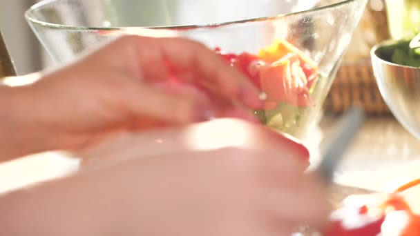 vágott lövés nő vágás friss zöldségek és főzés ízletes egészséges saláta a konyhában - Felvétel, videó