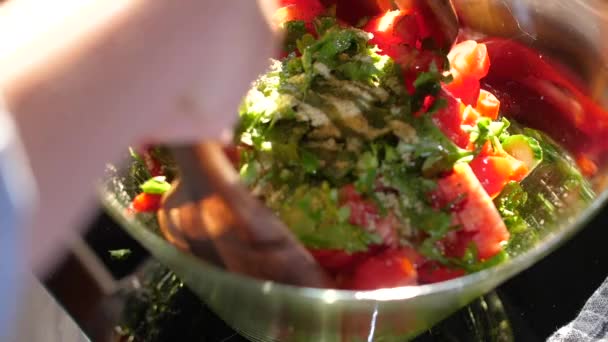 Primer plano de la joven mujer preparando ensalada de verduras frescas
 - Metraje, vídeo