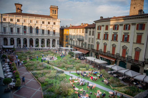 ベルガモ イタリア 2018 年 9 月 7 日: ベルガモ旧市街風景の巨匠ボタニカル ガーデンに変身超高層都市 - 写真・画像