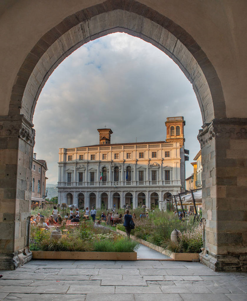 Bergamo Ιταλία 7η Σεπτεμβρίου 2018: Παλιά πόλη του Μπέργκαμο σε ένα πολυόροφο πόλη μετατράπηκε σε ένα βοτανικό κήπο των πλοιάρχων του τοπίου - Φωτογραφία, εικόνα