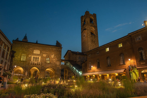 Bergamo Włochy września 2018 7: Stare miasto Bergamo w wieżowiec miasta przekształcony w ogrodzie botanicznym dla mistrzów krajobrazu - Zdjęcie, obraz