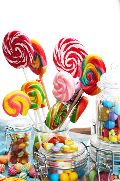 karkkeja hyytelöllä ja sokerilla. värikäs valikoima eri lasten makeisia ja herkkuja lasipurkissa
 - Valokuva, kuva