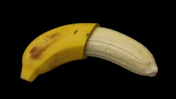 Realistinen esitys pyörivästä puolikuoritusta banaanista (Cavendish-lajikkeesta) mustalla pohjalla. Video on saumattomasti silmukka, ja esine on 3D skannattu todellinen banaani
. - Materiaali, video